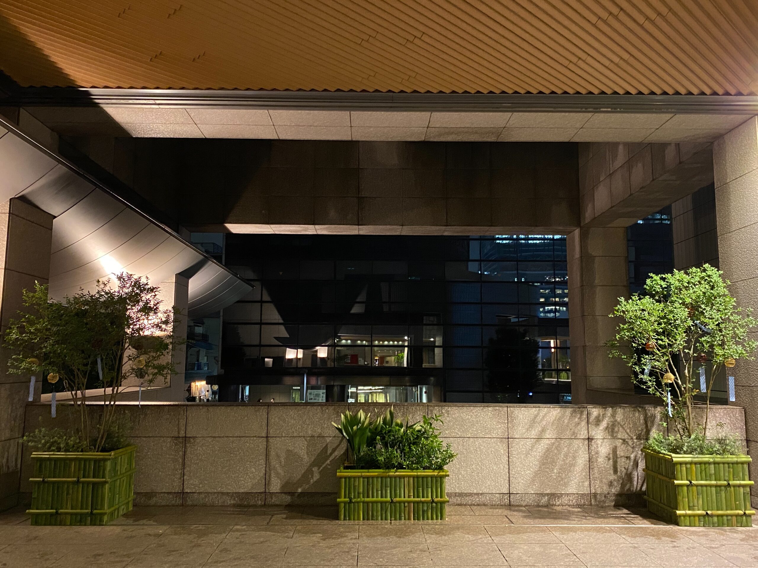渋谷　セルリアンタワー  鉢の装飾　2021年
